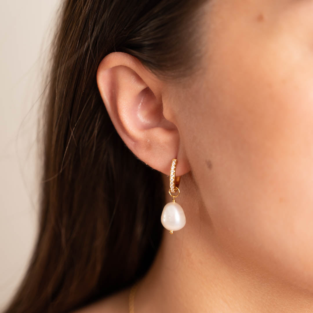 Wella - Boucles d'oreilles créoles en zircon doré avec perles