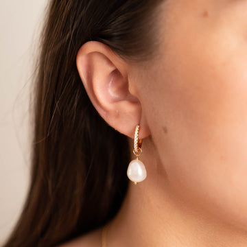 Wella - Boucles d'oreilles créoles en zircon doré avec perles