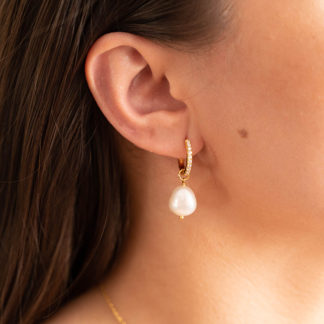 Wella - Boucles d'oreilles créoles en zircon doré avec perles