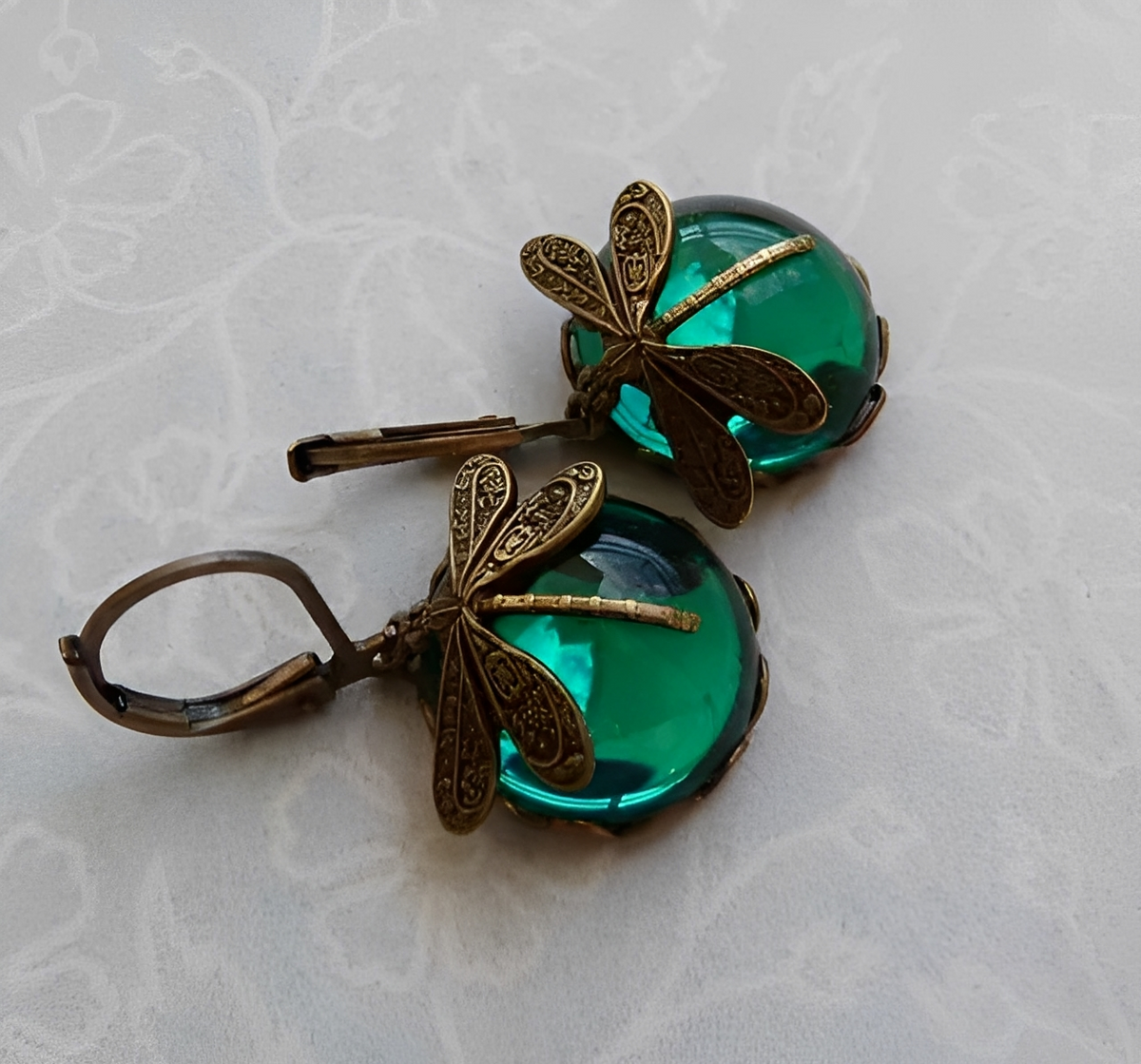 Elandra – Boucles d'oreilles en forme de libellule en or ancien