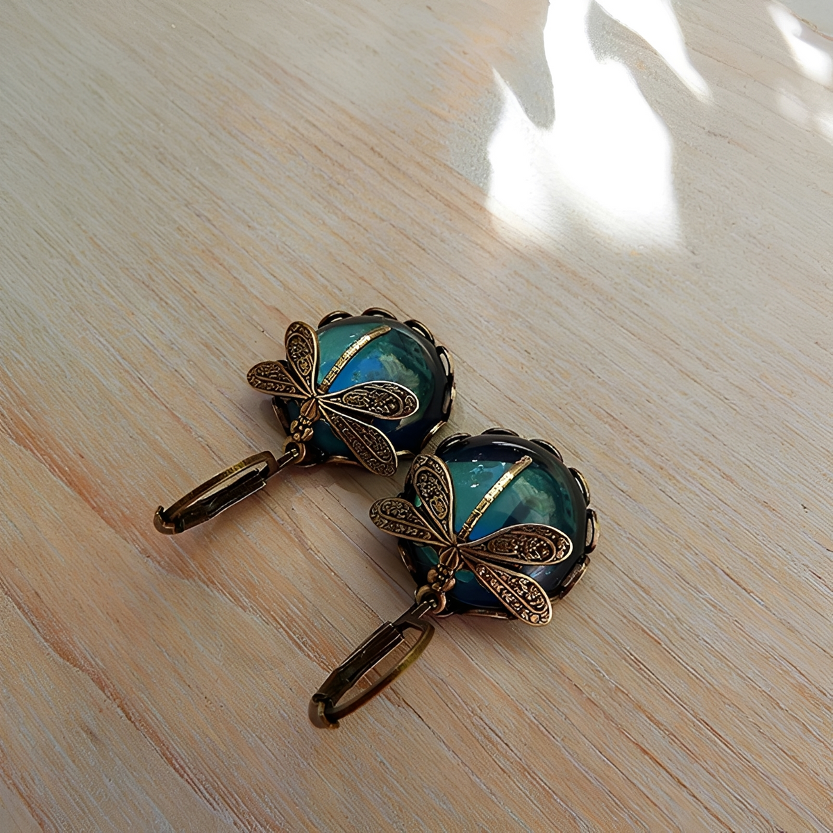 Elandra – Boucles d'oreilles en forme de libellule en or ancien