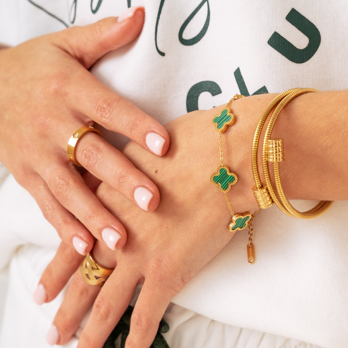 Angie – Bracelet avec design tordu en or