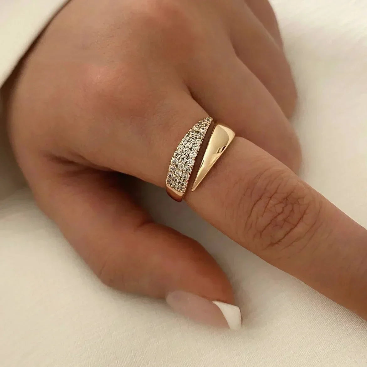 Irina – Bague courbée dorée 18K