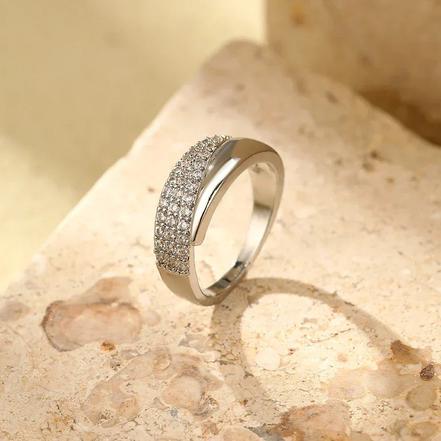 Irina – Bague courbée dorée 18K