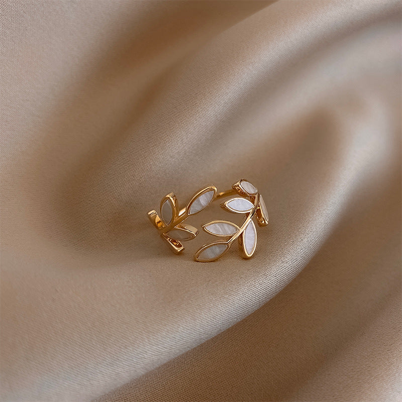 Sylvie – Bague ouverte en argent et opale blanche