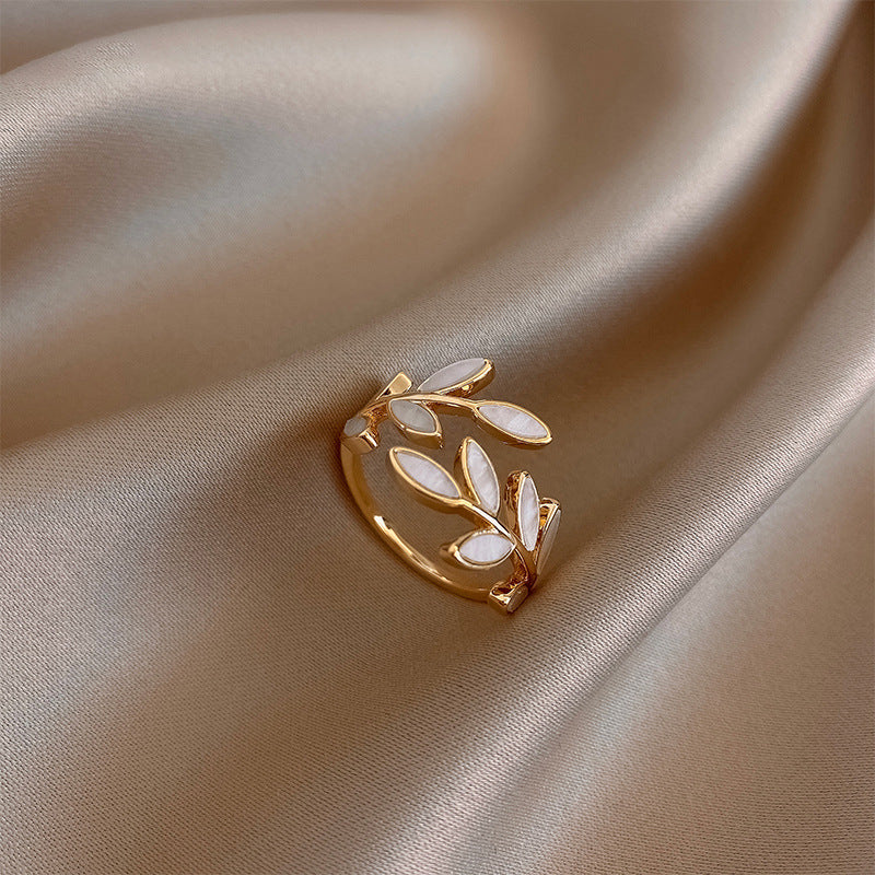 Sylvie – Bague ouverte en argent et opale blanche