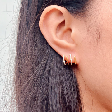 Boucles d'oreilles Huggie en zircon à quatre pointes
