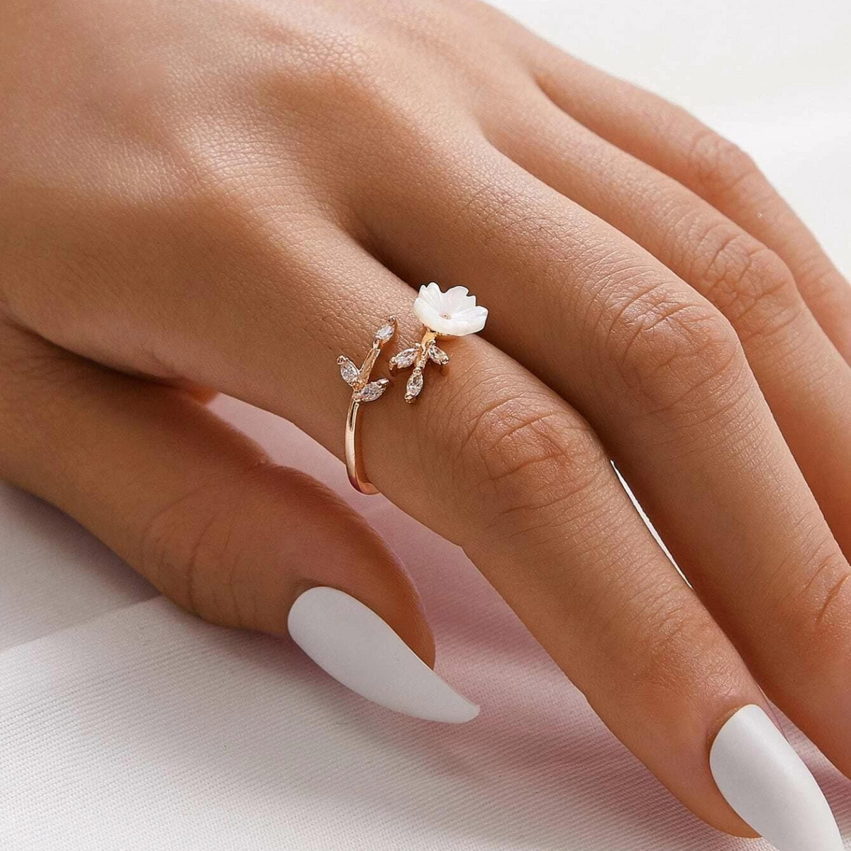 Bague de Fleur Sauvage - Bague de Pétale en Cristal de Coquillage