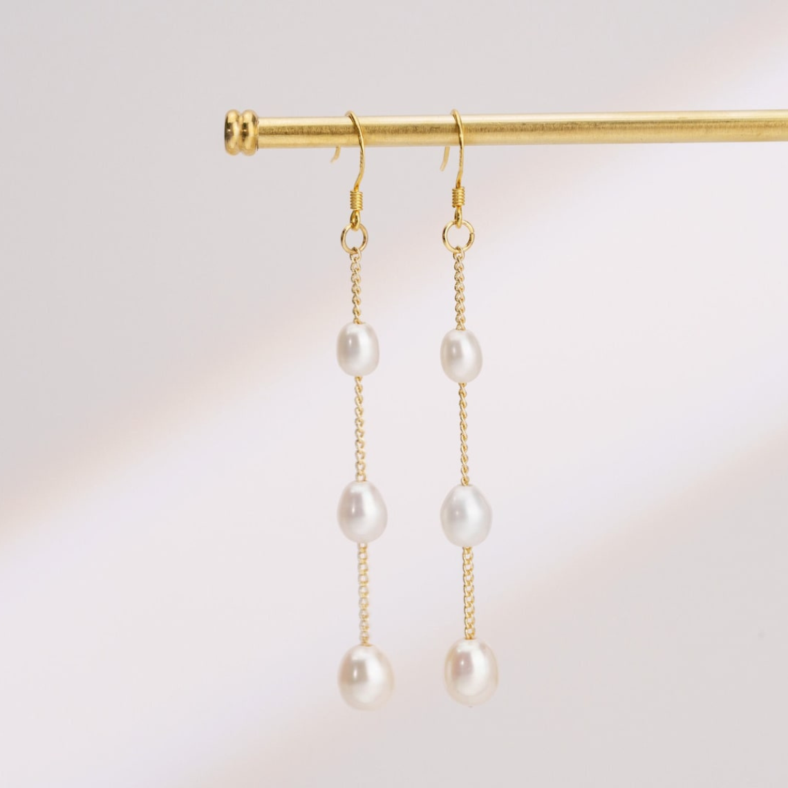 Plusieurs gouttes de perles - boucles pendantes