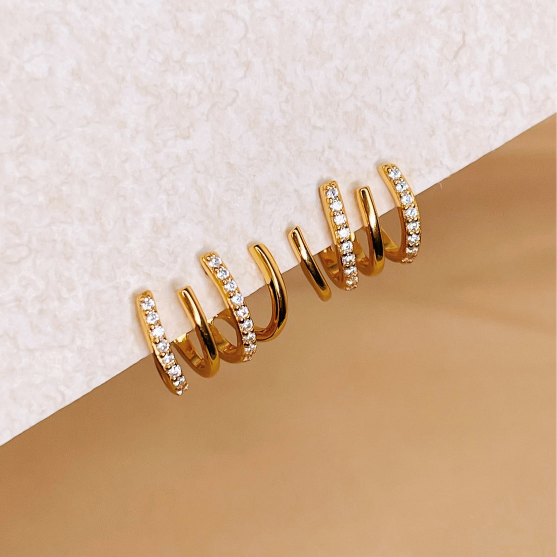 Boucles d'oreilles Huggie en zircon à quatre pointes