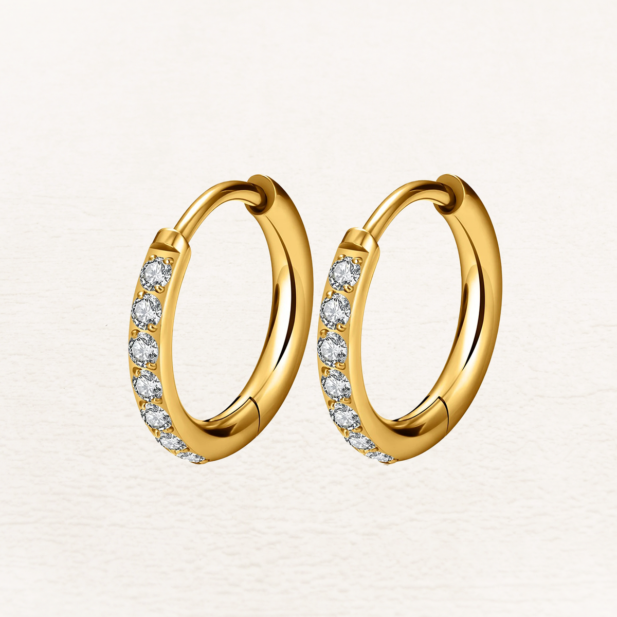 Jane – Boucles d'oreilles huggie avec zirconiums en or