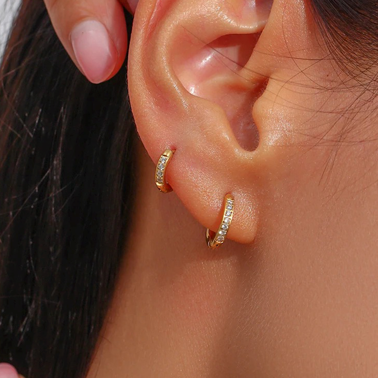 Jane – Boucles d'oreilles huggie avec zirconiums en or