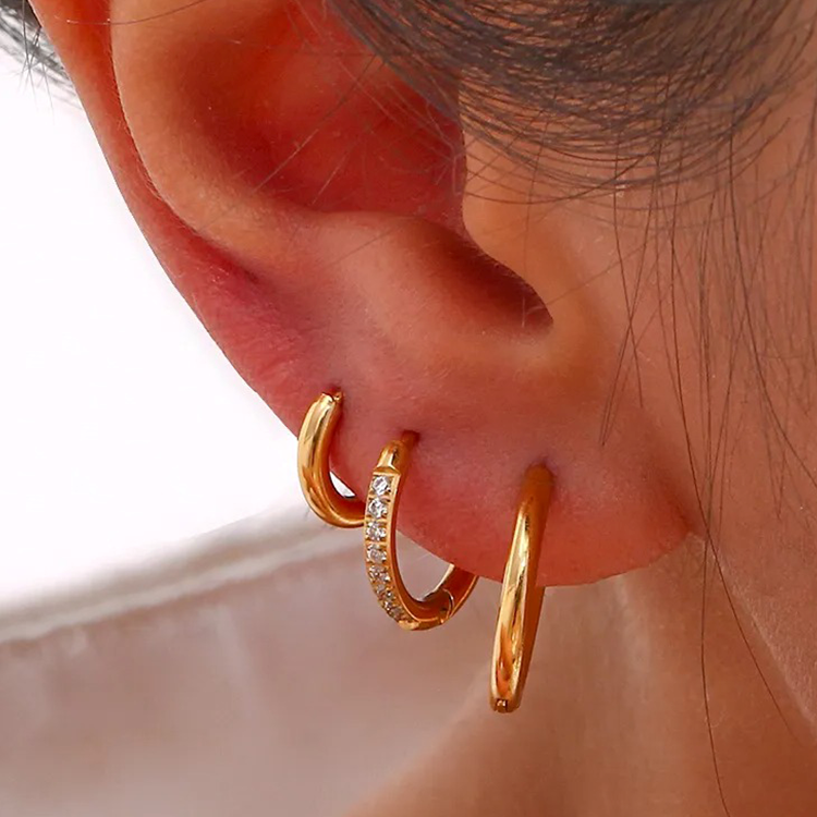 Jane – Boucles d'oreilles huggie avec zirconiums en or