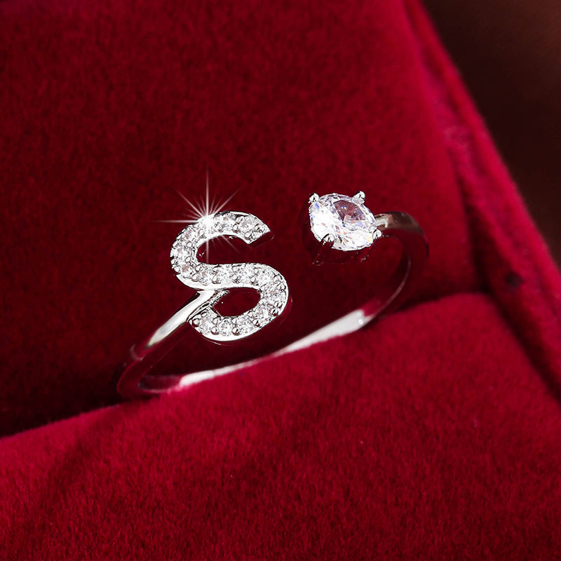 Nova – Bague ouverte moderne avec initiale et zircon