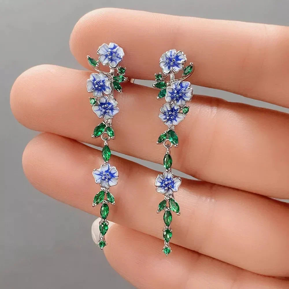 Yara – Boucles d'oreilles pendantes de fleurs bleues