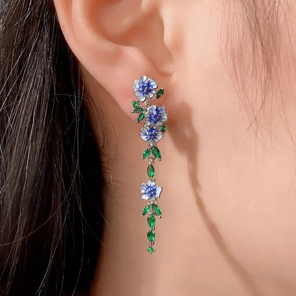 Yara – Boucles d'oreilles pendantes de fleurs bleues