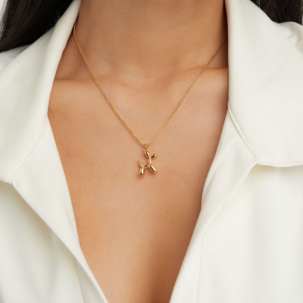 Nerina – Collier avec pendentif chien et ballon doré