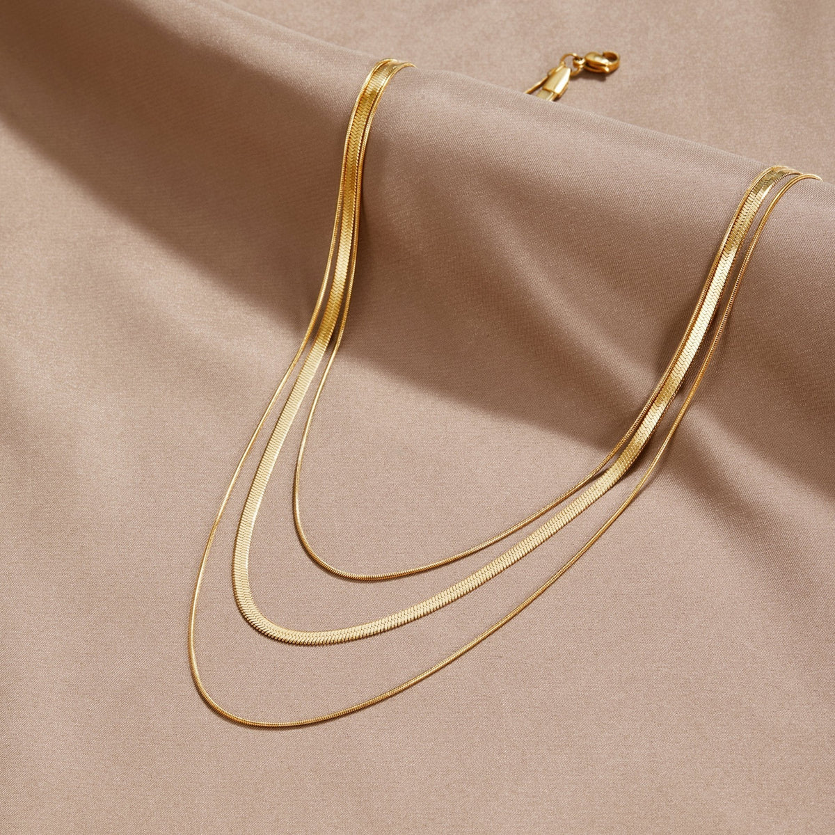 Agot – Collier de Chaîne Multicouche Dorée