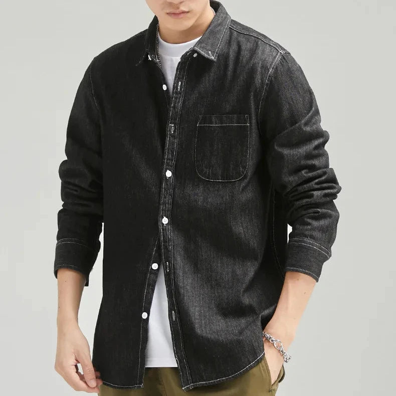 Chemise homme coupe classique avec bouton et poche poitrine