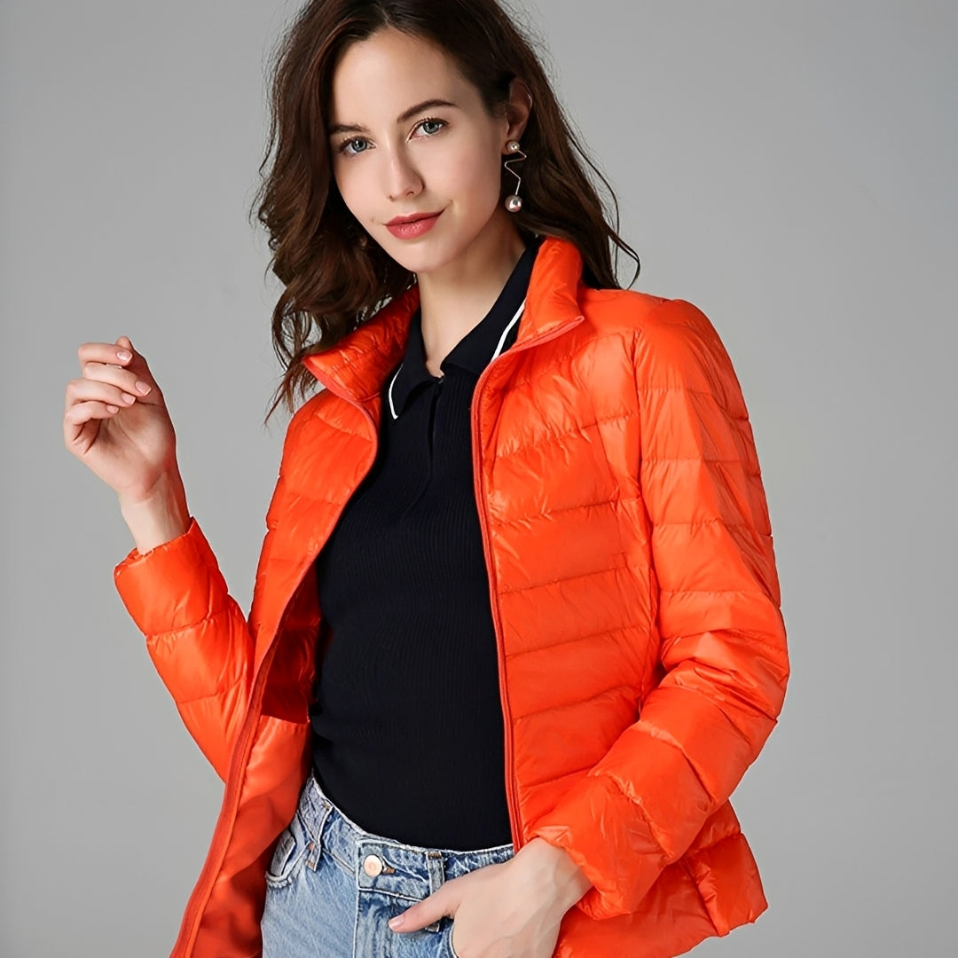 Veste légère pour femmes à design matelassé, col montant, fermeture éclair