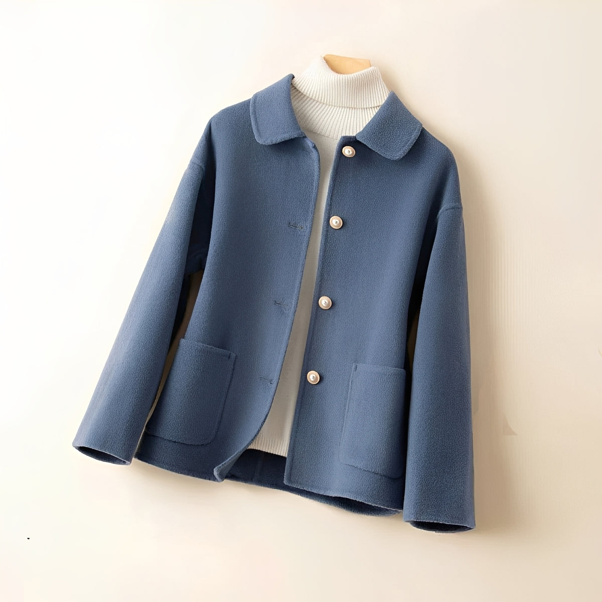 Veste pour femmes à boutons avec col rabattu et poches plaquées