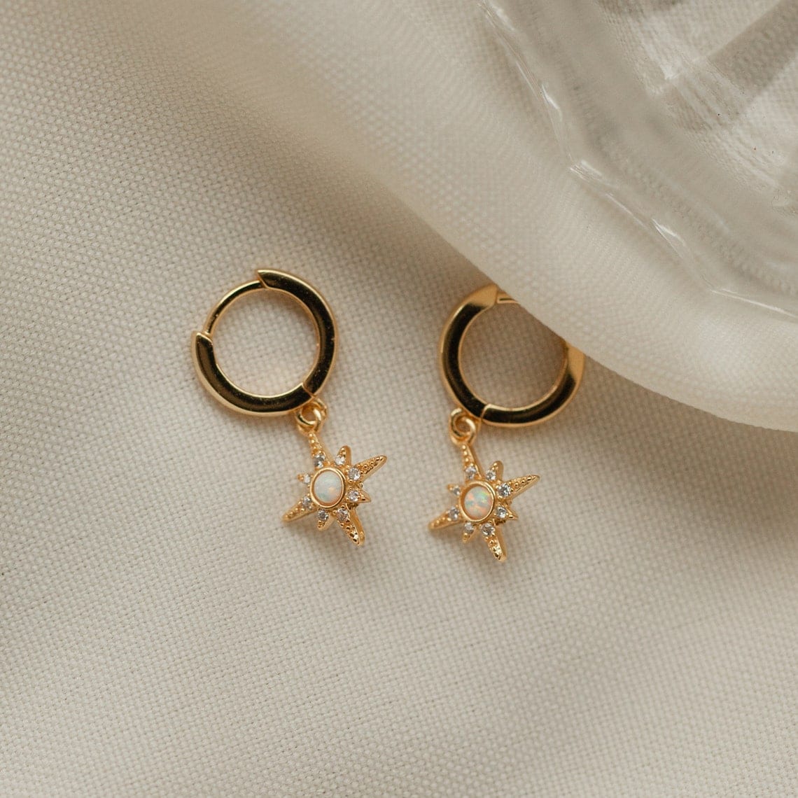Boucles d'oreilles Huggie Opal Starburst - Boucles d'oreilles en forme d'étoile en zircon