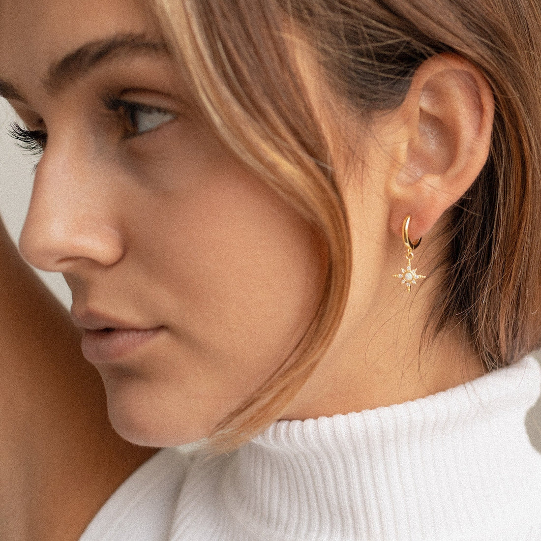 Boucles d'oreilles Huggie Opal Starburst - Boucles d'oreilles en forme d'étoile en zircon