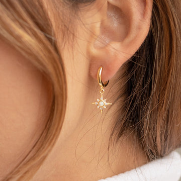 Boucles d'oreilles Huggie Opal Starburst - Boucles d'oreilles en forme d'étoile en zircon
