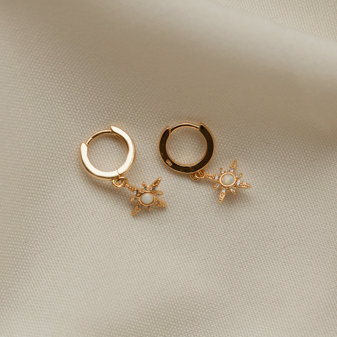 Boucles d'oreilles Huggie Opal Starburst - Boucles d'oreilles en forme d'étoile en zircon