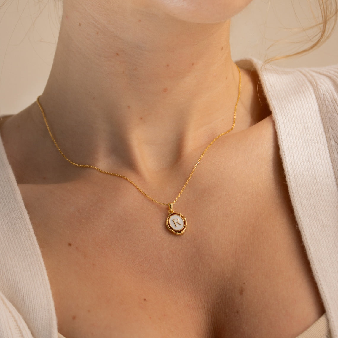 Collier avec pendentif d'initiales - Collier en émail blanc et or