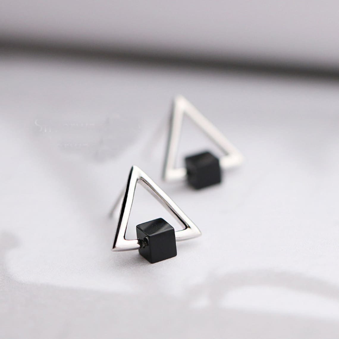 Triangle géométrique - Boucles d'oreilles en cubes noirs