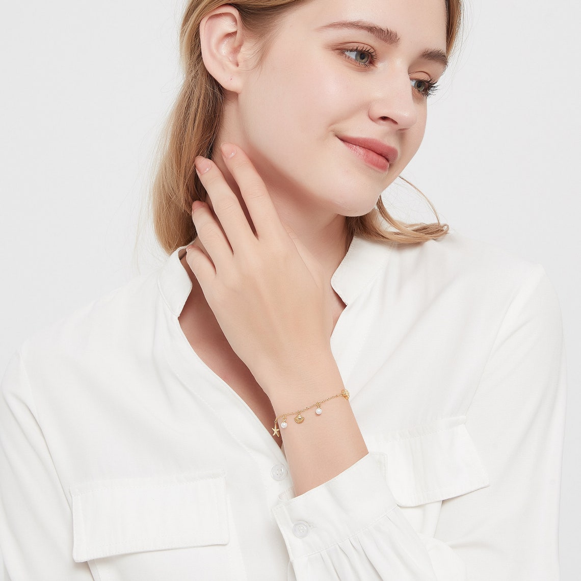 Bracelet avec charme de coquillage et étoile de mer