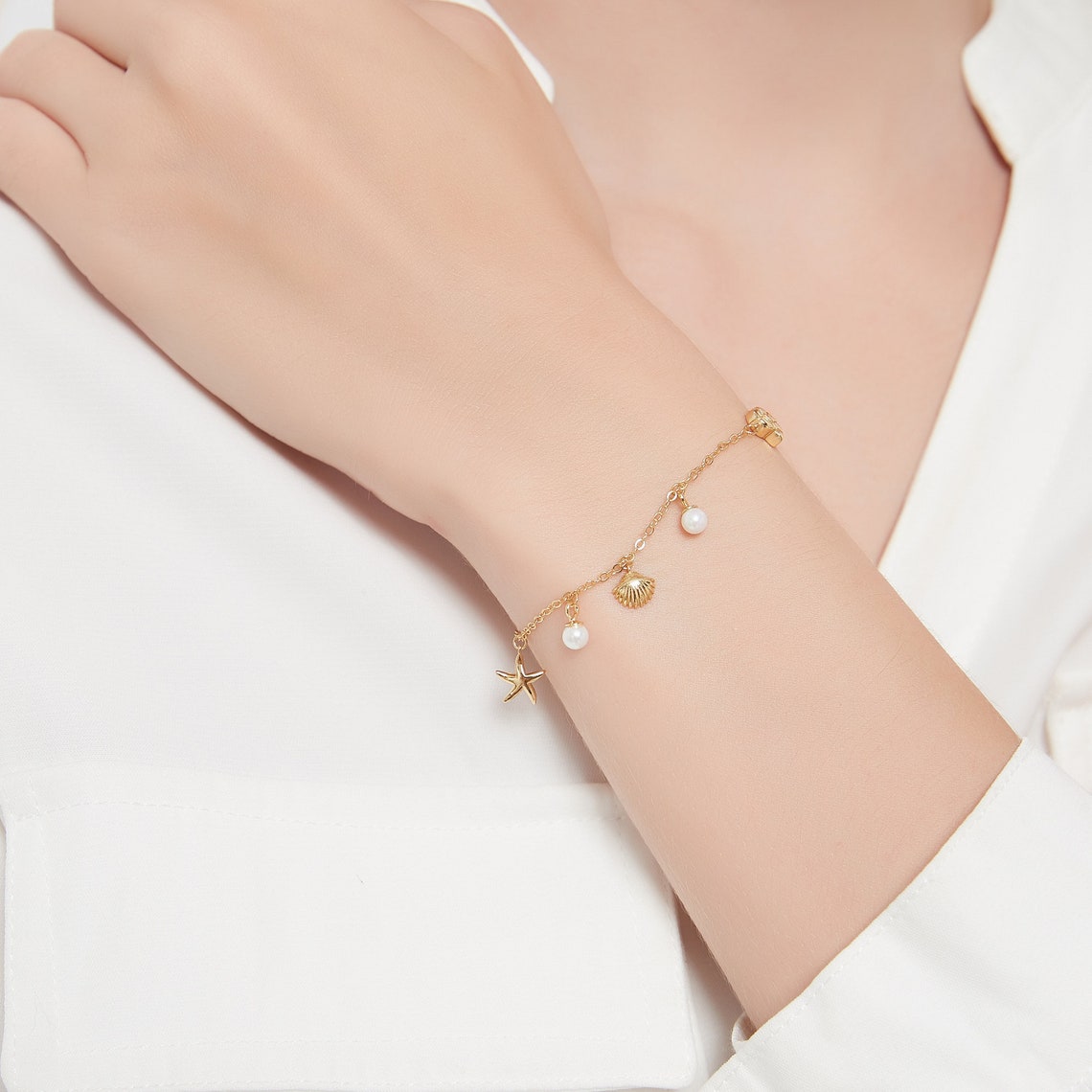 Bracelet avec charme de coquillage et étoile de mer