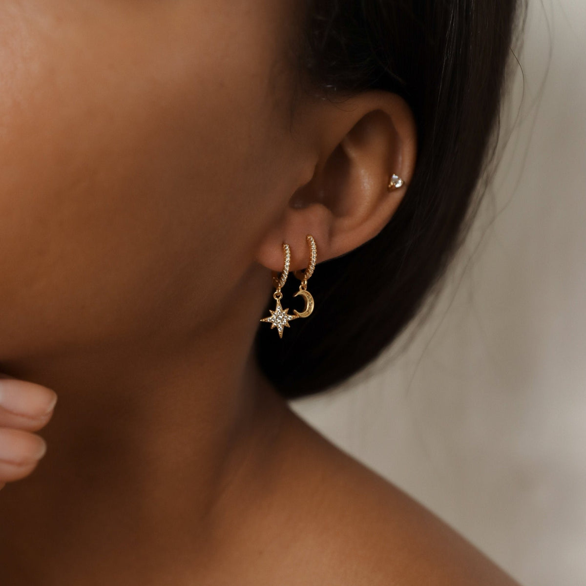 Boucles d'Oreilles Étoile et Lune - Huggies avec Strass Incrustés