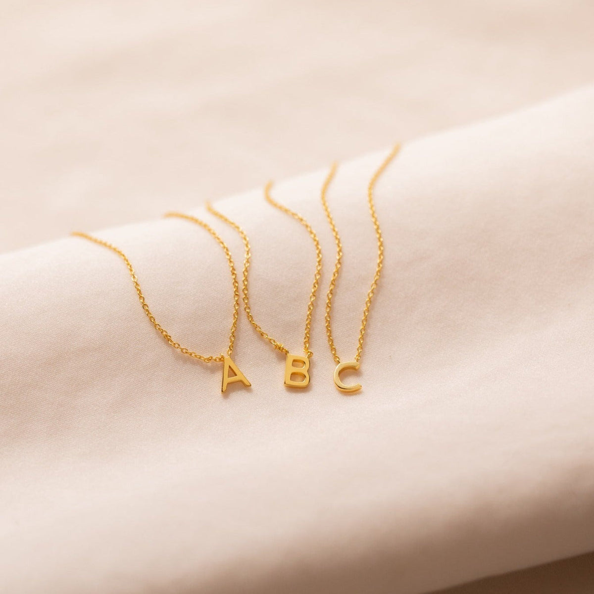 Jasmine – Collier délicat avec initiale personnalisée