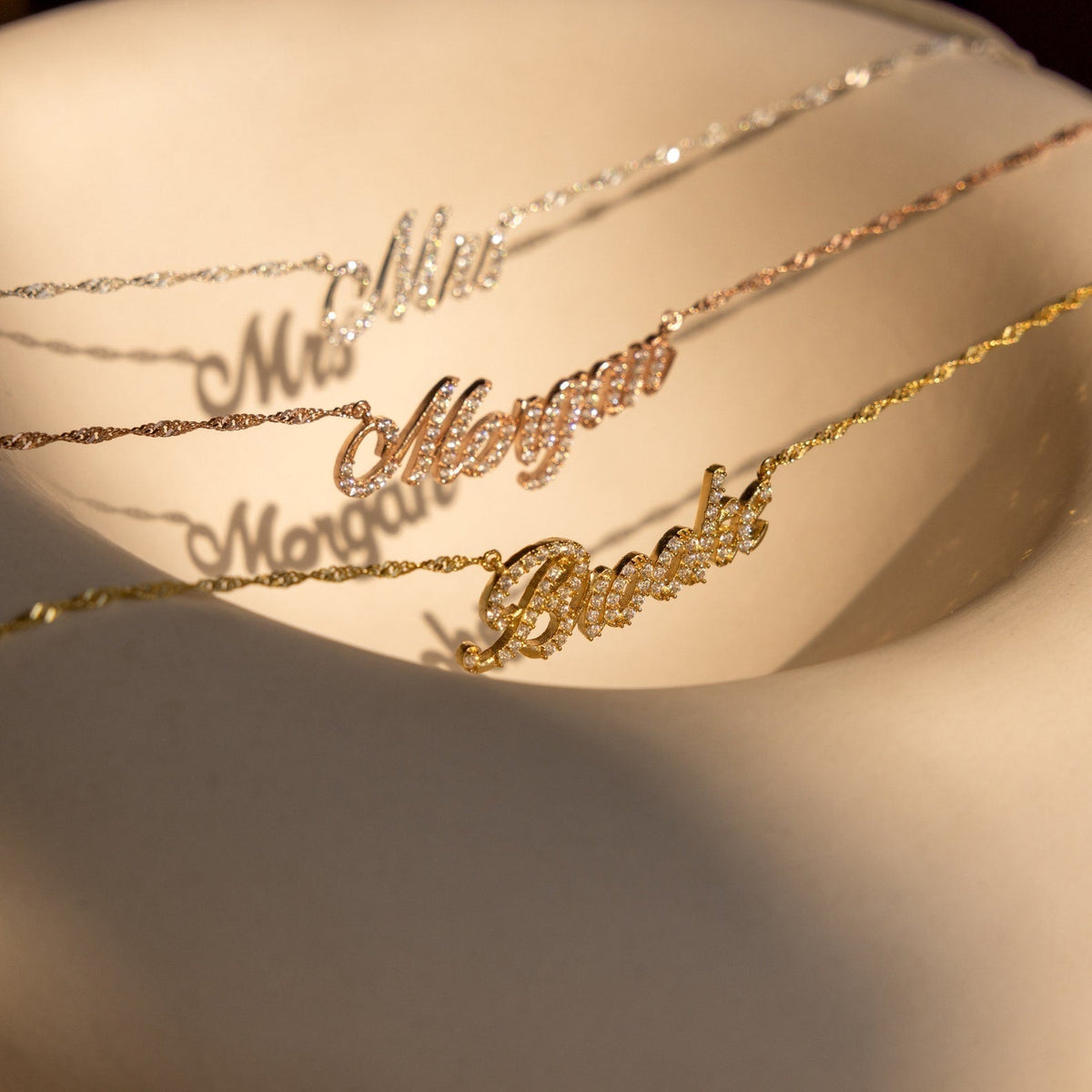 Claire – Collier avec nom Pavé Brillant