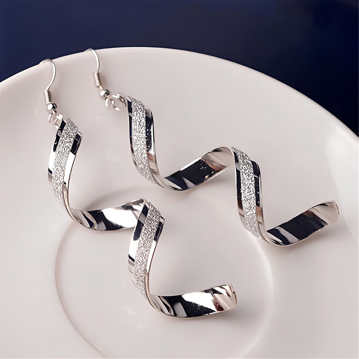Jia – Boucles d'oreilles spirales en argent brillantes