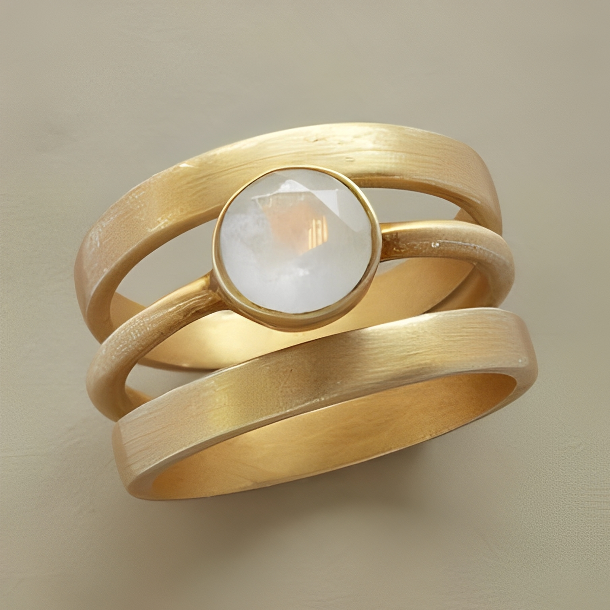 Jaira – Bague vintage en or avec pierre de lune intégrée