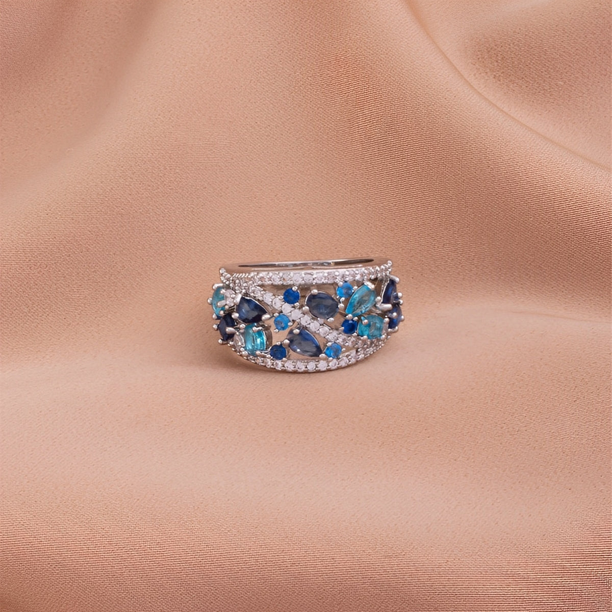 Julie – Bague vintage avec zirconia bleue et détail doré