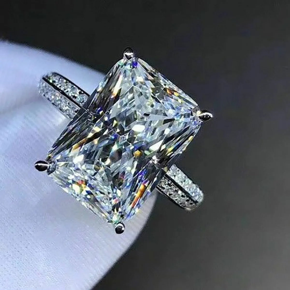 Jade – Bague avec zircon de grande taille