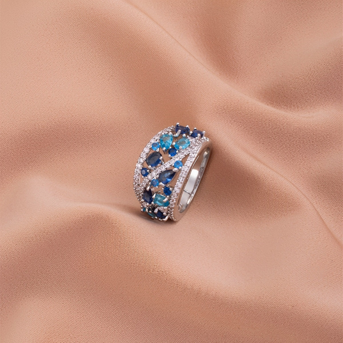 Julie – Bague vintage avec zirconia bleue et détail doré