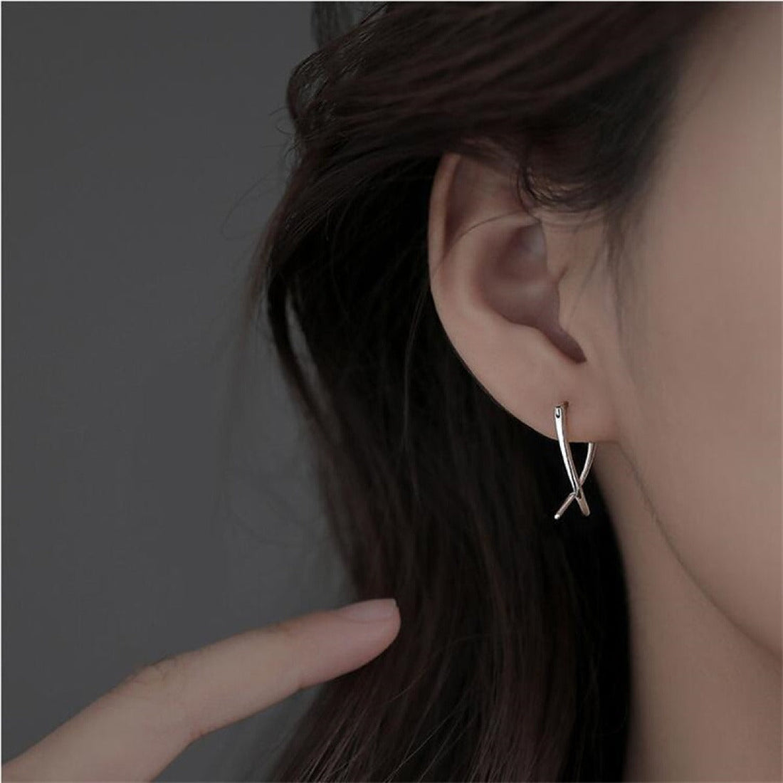 Emilie – Boucles d'oreilles élégantes avec lignes croisées