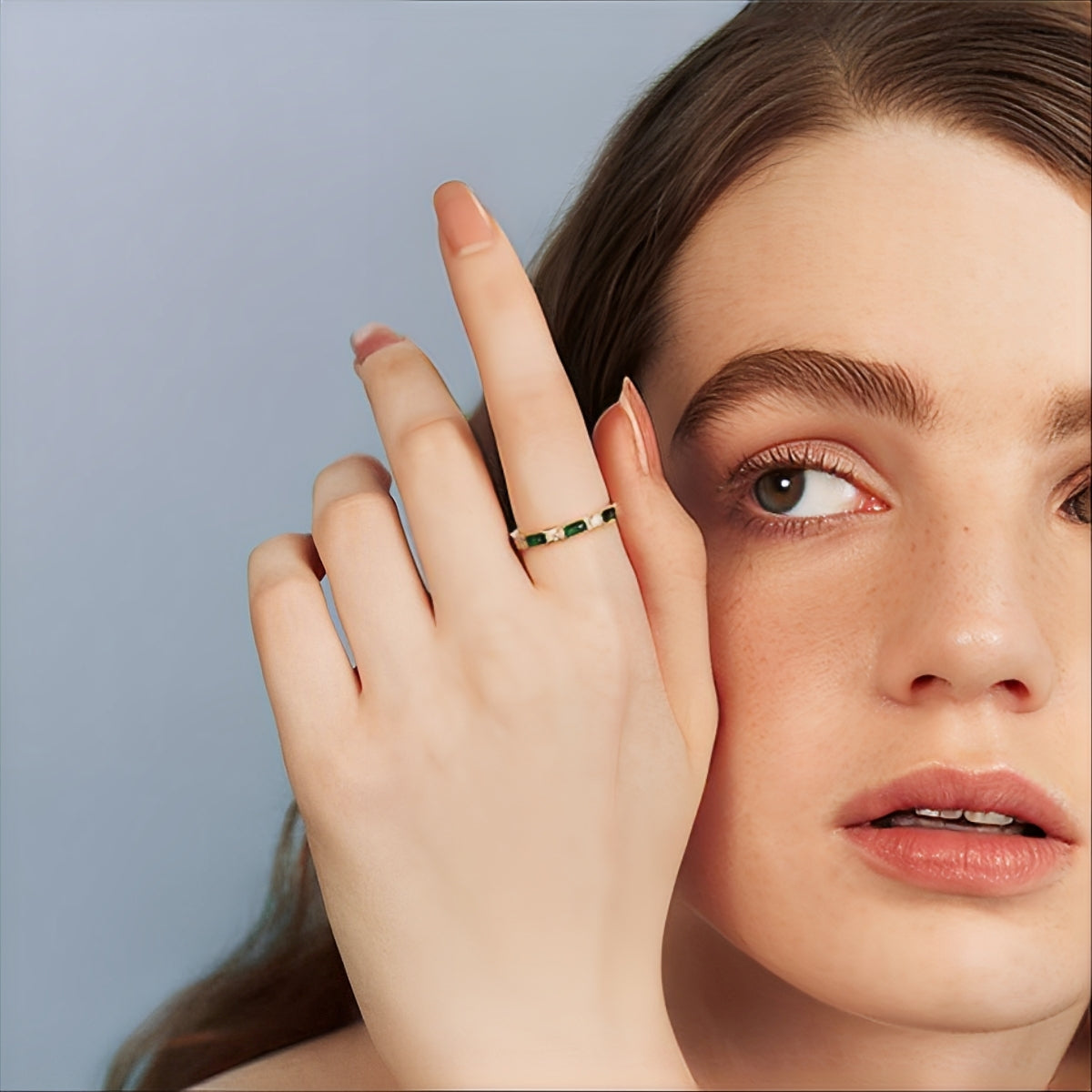 Sana – Bague vintage dorée avec zircon vert serti