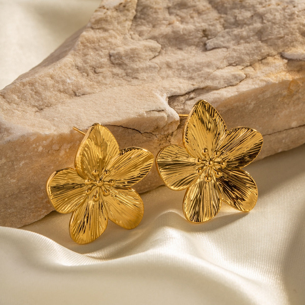 Rianne – Boucles d'oreilles fleur en or