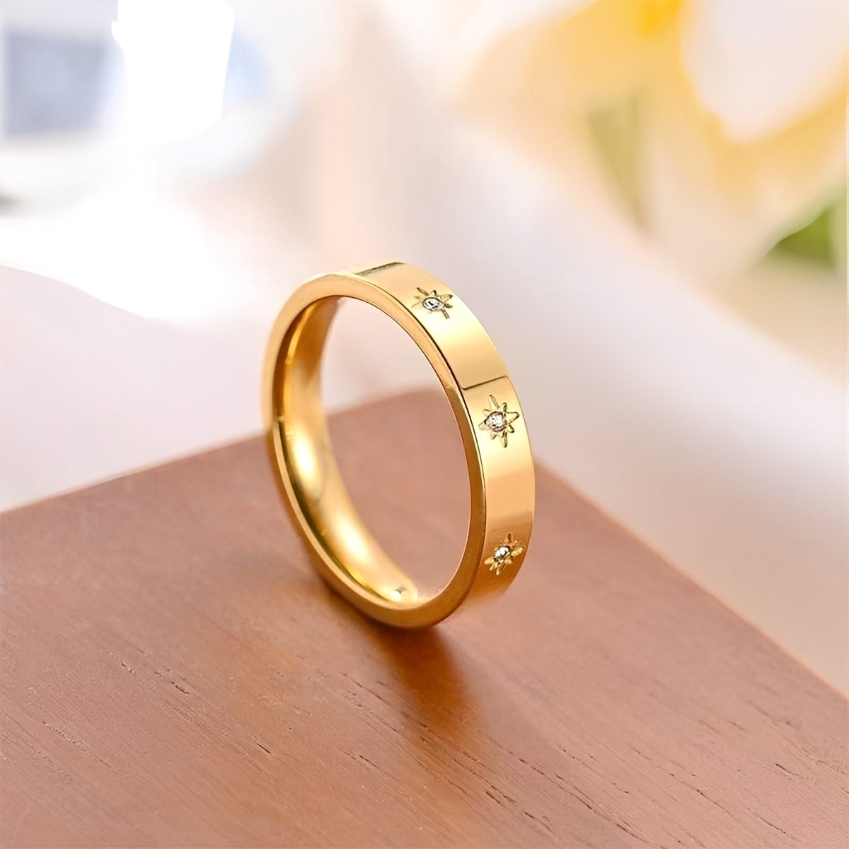 Nova – Bague dorée avec étoiles brillantes