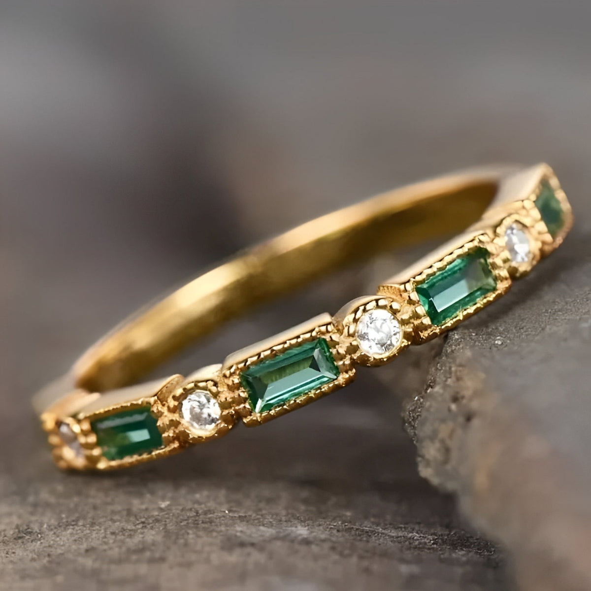Sana – Bague vintage dorée avec zircon vert serti