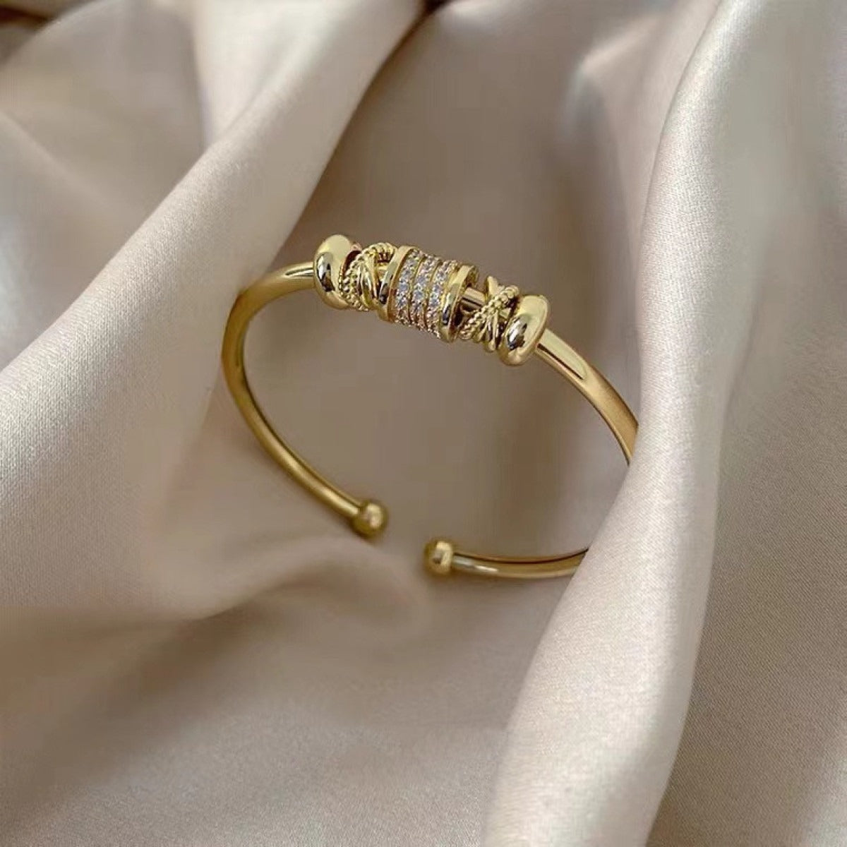 Amalia – Bracelet ajustable avec charms dorés