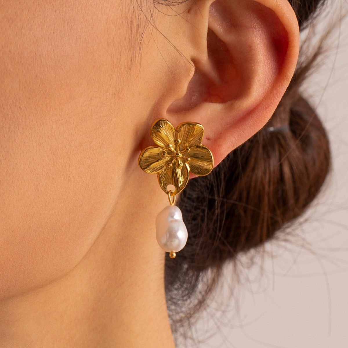Ember – Boucles d'oreilles création florale avec perles dorées