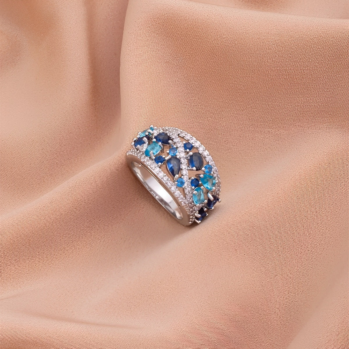 Julie – Bague vintage avec zirconia bleue et détail doré