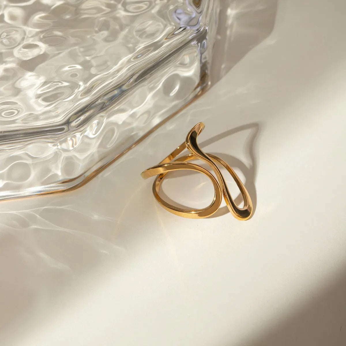 Dori – Bague spirale irrégulière dorée ouverte